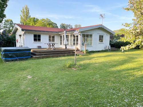 Well-maintained and nice cottage in popular Stora Ror, north of Farjestaden